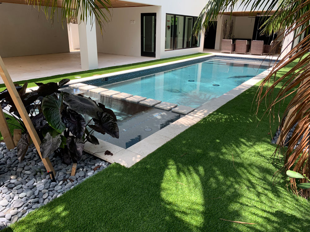 artificial-turf-backyard-pool-g1